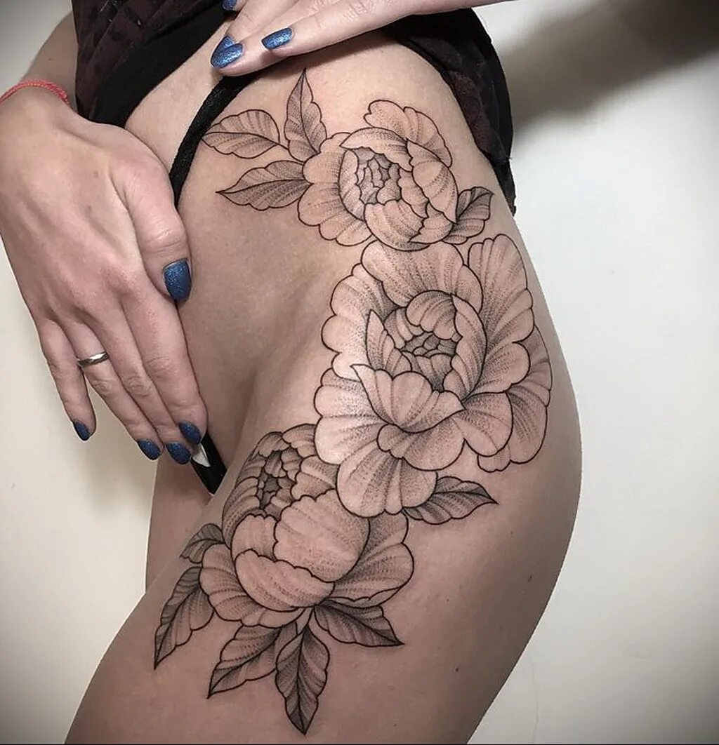 тату пионы. тату пионы на бедре. тату на бедре. тату на бедре для девушек. тату пионы на бедре.