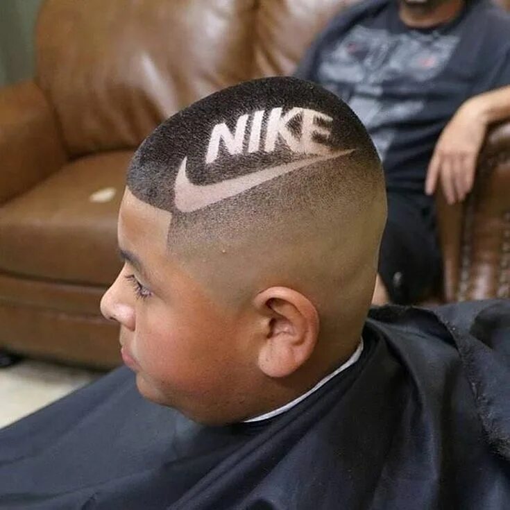 стрижка с выбритой полоской. прическа мужская адидас. стрижки для мальчиков с рисунком. прическа найк. прическа адидас на голове.