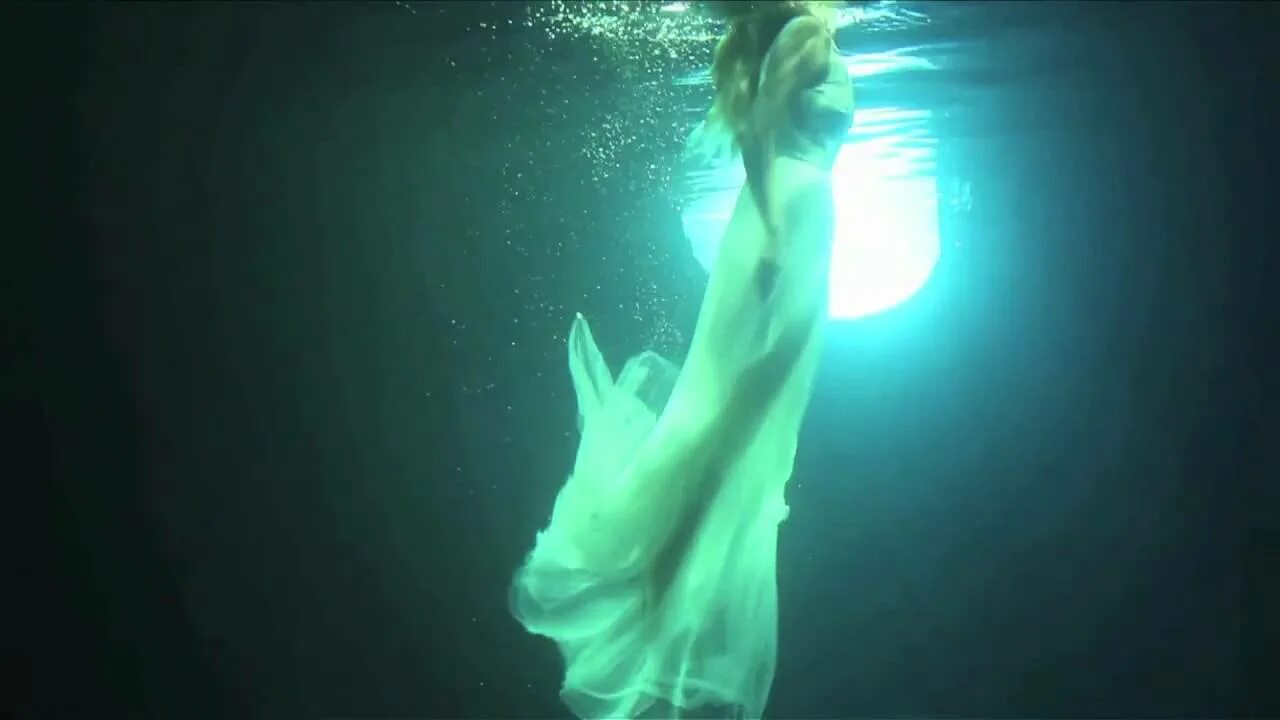 Воздух вода клип. Клипы с водой. Серебро Дыши со мной. Дыши со мной под водой. Музыкальный клип под водой.