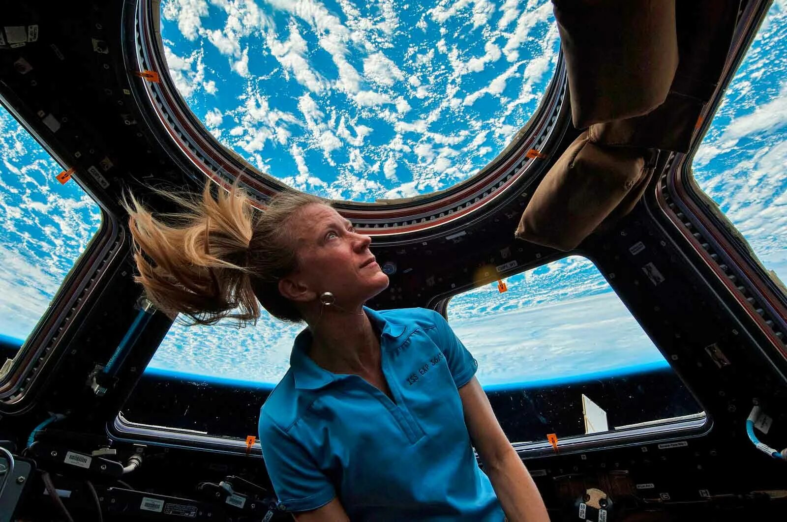 Для чего люди летают в космос. Космонавт МКС иллюминатор. Иллюминатор космического корабля. Девушка на космическом корабле.