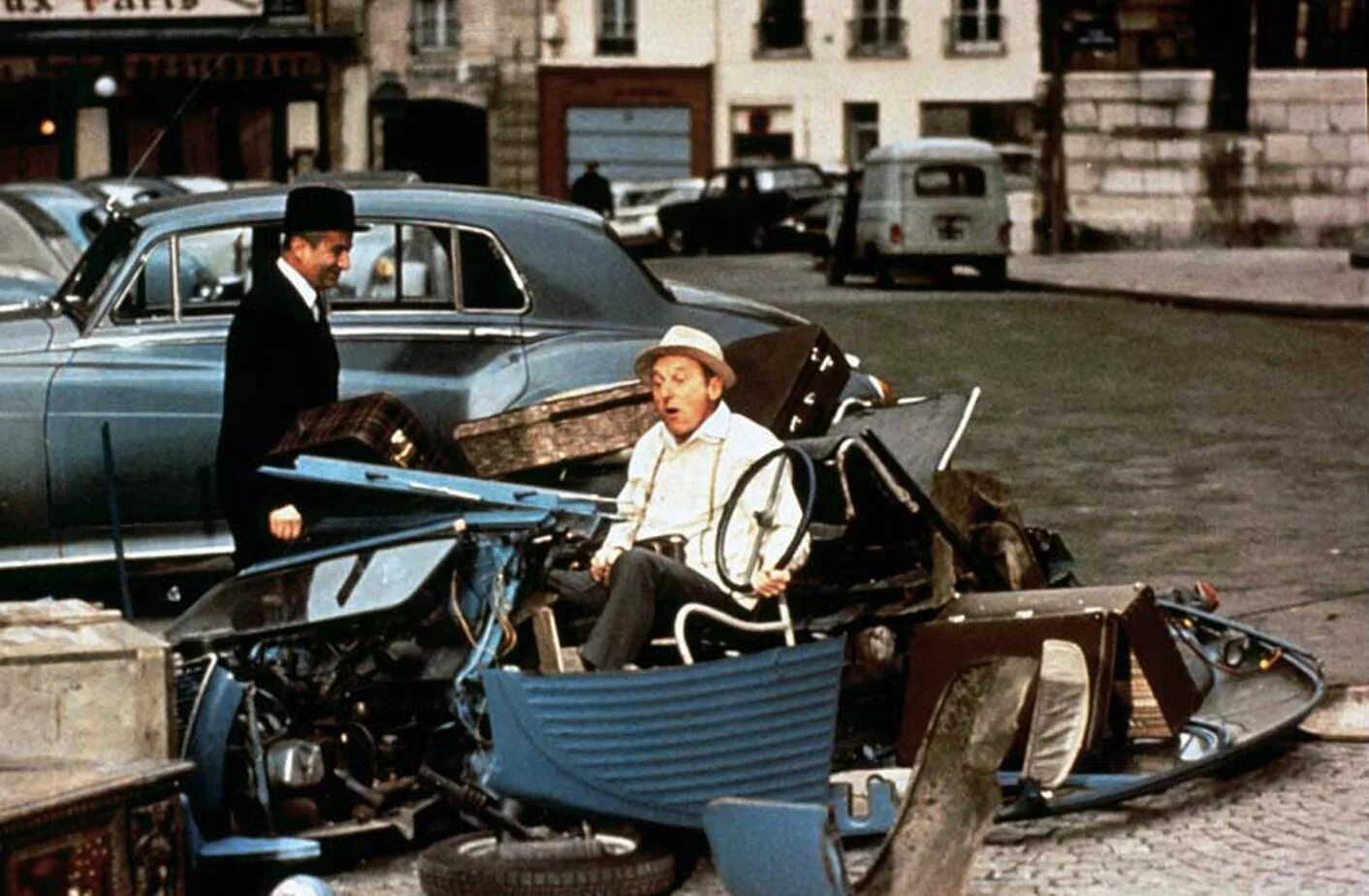Разиня луи. Автомобили луи де фюнеса. citroen 2cv луи де фюнес.