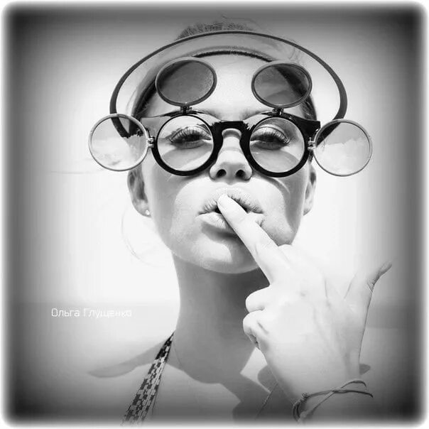 Стильная девушка с журналом. Девушка лежащая на большом чемодане. Девушки предметы видео. Совушка с фотоаппаратом. Съемка для личного блога.