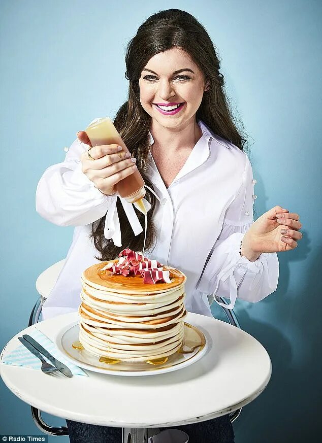 Kate make a cake. Софи фалдо. cake english девушка. cake ведущая. maggie maу make a cake.