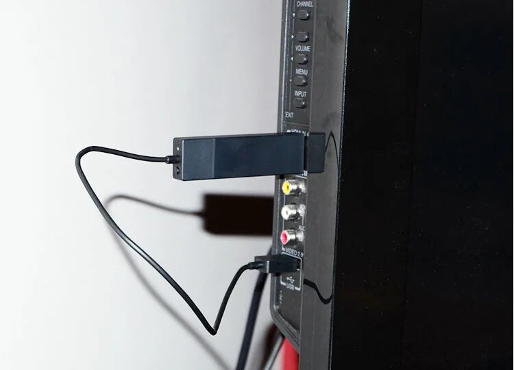 Как подключить wi fi адаптер к телевизору. Переходник для интернета на телевизор самсунг. тв адаптер для телевизора вай фай. адаптер вай фай для телевизора тошиба. переходник для соединения телевизора с роутером.