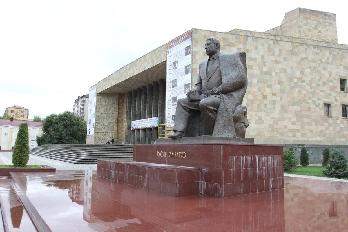 Махачкала ул расула гамзатова. Парк расула гамзатова в махачкале. Парк расула гамзатова. Памятник расулу гамзатову. Гамзатову в махачкале.