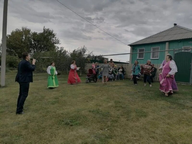 Концерт в селе. Вислая Дубрава Губкинский район дом культуры. Фото выездного концерта в селе. Театрализованный концерт о деревне. Губкин говорит новости сегодня