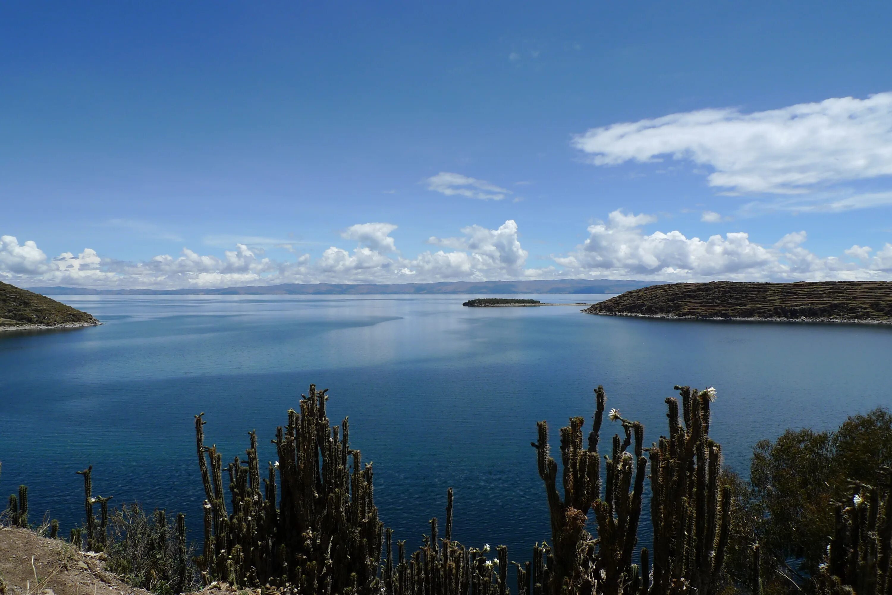 Глубокое озеро южной америки. Южная Америка озеро Титикака. Озеро Титикака Перу. Высокогорное озеро Титикака. Боливия озеро Титикака.