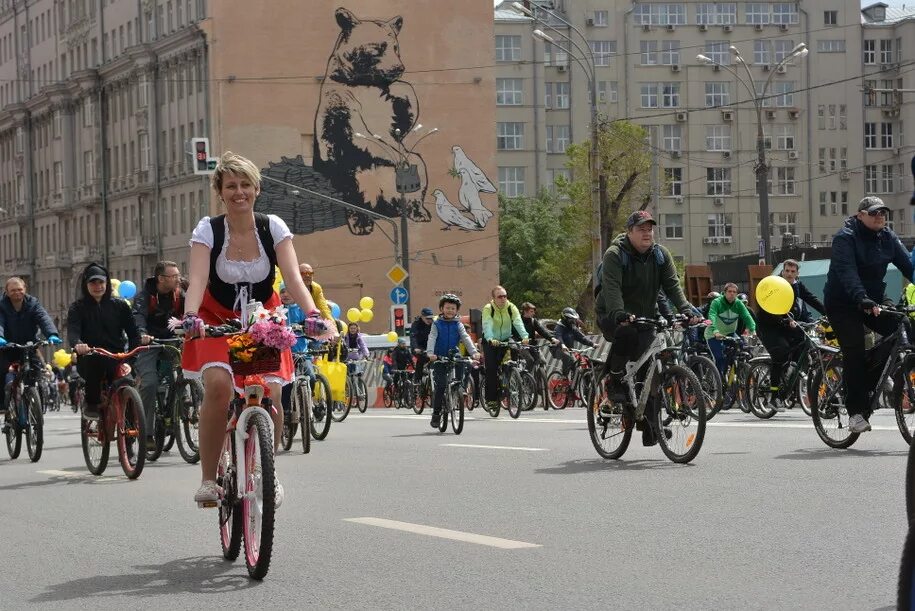 Велогонка садовое. Московский велопарад 2025. велозабег садовое кольцо. велопарад в москве 2025. велогонка садовое кольцо 2025.