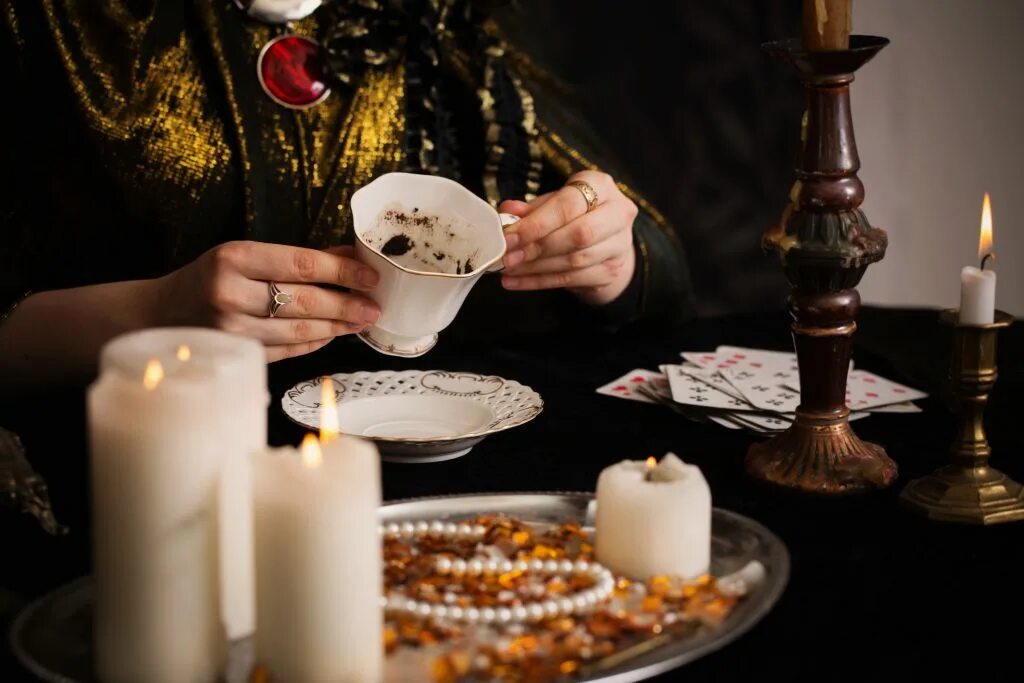 Кофейная гуща. Кофейная гуща. Чашка с кофейной гущей. Перевернутая кофейная чашка. Гадалка с кофе.