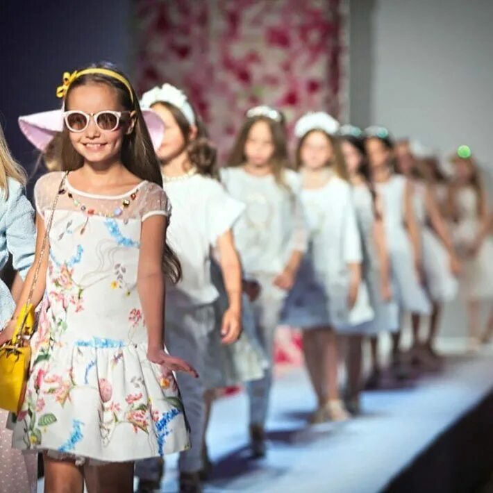 Показ мод дети. Модельное агентство для детей. Детский показ подиум. Модный показ дети. Этти детти одежда.