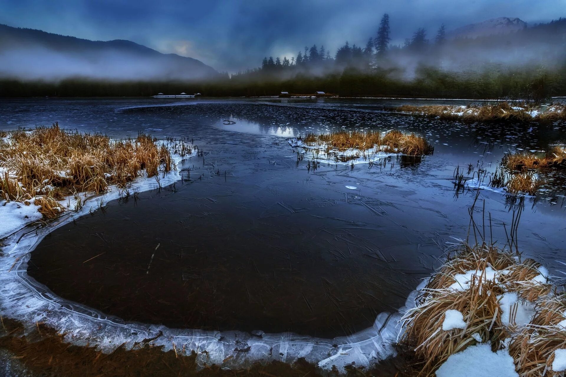 Замерзшее озеро. Замерзший водоем. Лед на озере. Замерзшая река. Вода в реке замерзла