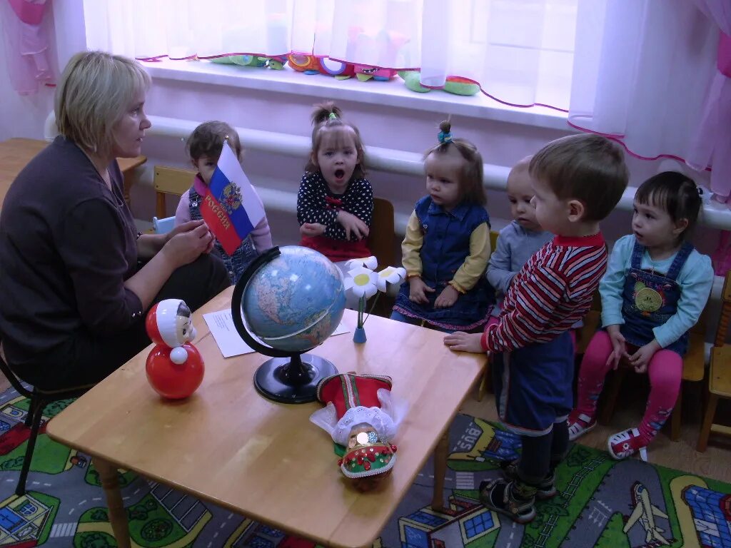 Беседа с детьми в ДОУ. Беседа в детском саду фото. Беседа в детском саду в старшей группе. Беседа в детском саду в старшей группе на стульчиках.