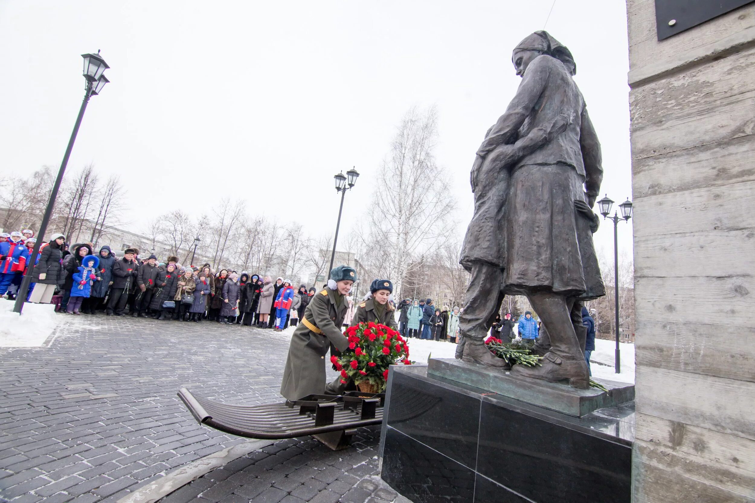 Как сегодня чтут память о блокаде ленинграда. Монумент снятия блокады Ленинграда. Памятник ленинградцам блокадникам Омск. Памятник Ленинградской блокаде. Памятник блокадникам Ленинграда.