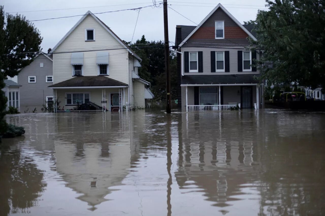 Два затопленных дома. Наводнение. Высокие наводнения. Затопленные здания. Наводнение в доме.