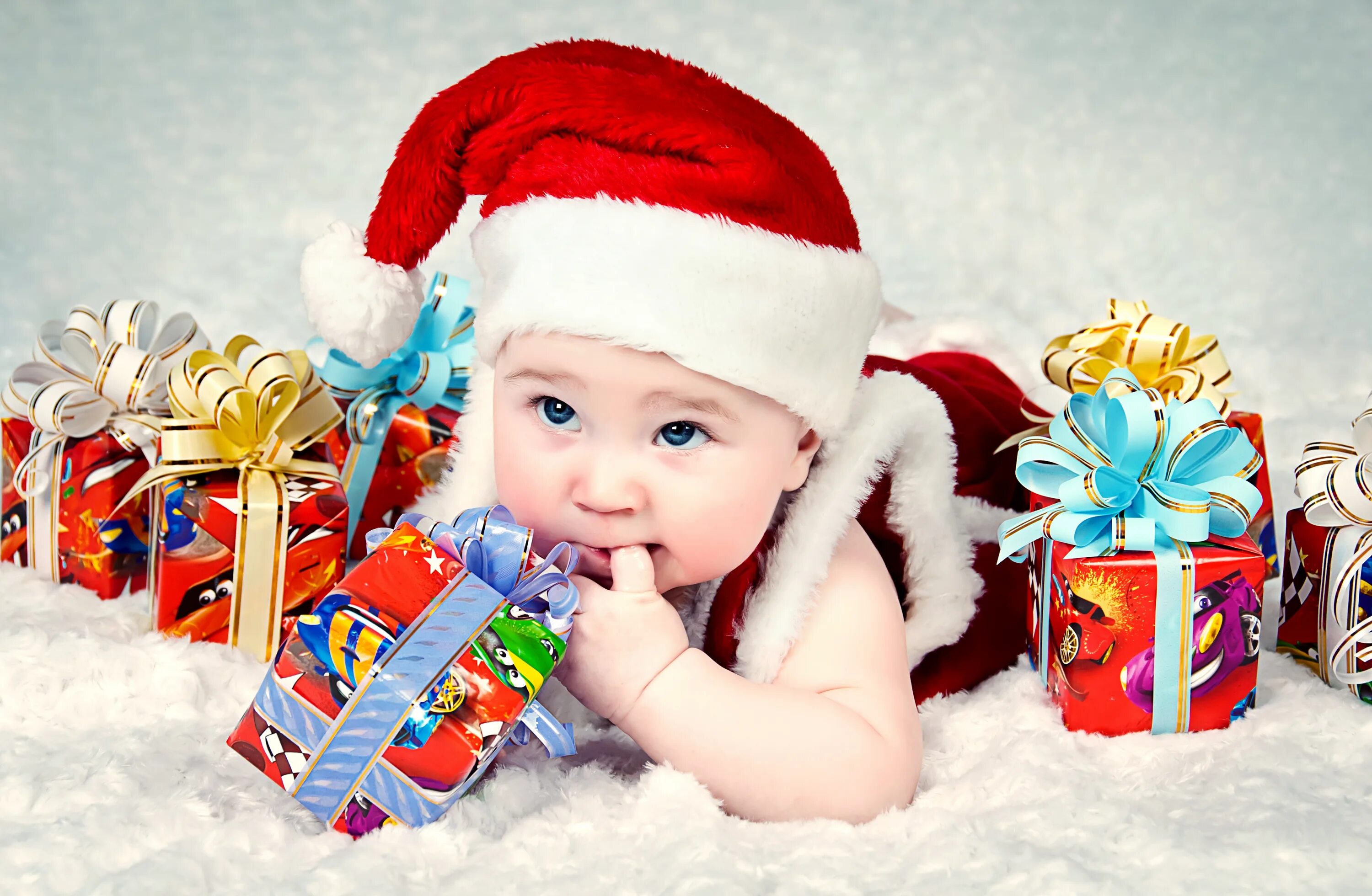 Дед мороз подарки игрушки. Новый год дети. Новогодние подарки для детей. Подарки малышам на новый год. Маленький подарок малышу на новый год.