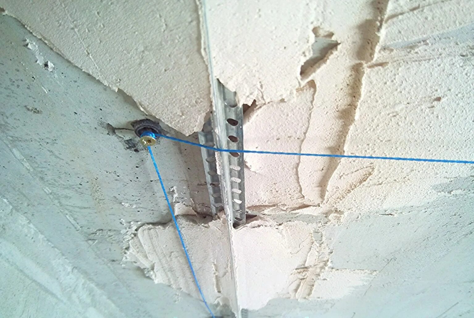 Штукатурка стен по маякам. Строительный маячок для стены. Штукатурка установка. Штукатурные маяки на стене. Штукатурка потолка по маякам.