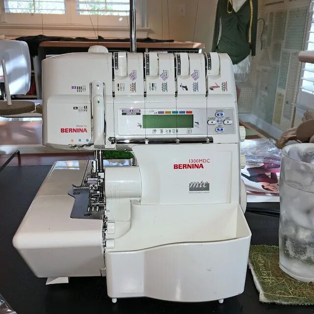 Cerutti bernina. Оверлок Bernina 1300mdc. Оверлок Бернина 1300 MDC. Коверлок Bernina 890l. Оверлок Bernina l450.