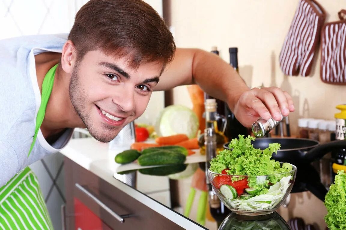 Мужчина на кухне. Парень готовит. Мужчина готовит. Парень на кухне. Что делает муж выходной