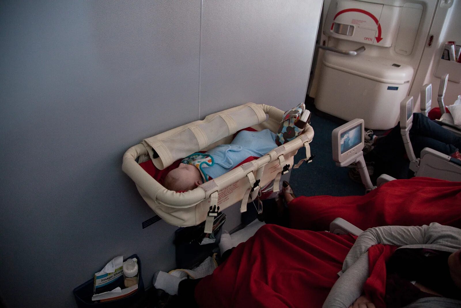 Люлька до скольки лет. Turkish airlines люлька для новорожденных. s7 люлька для новорожденных в самолете. детские люльки в самолете боинг 777. самолетная детская люлька аэрофлот.