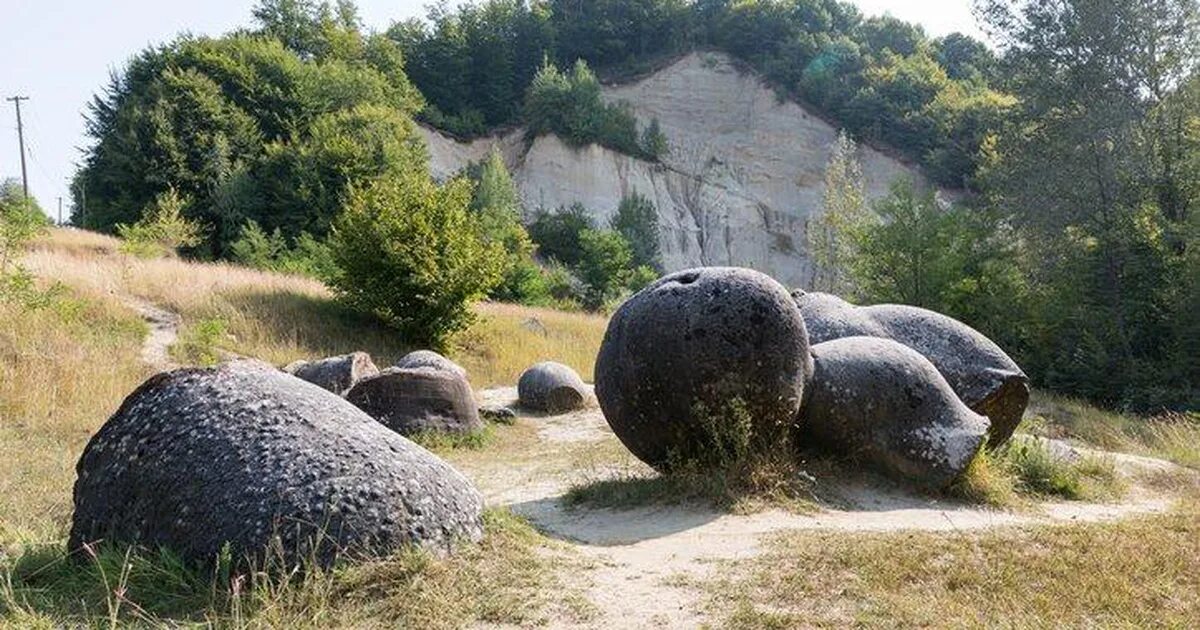 Где живут камни. Трованты живые камни Румынии. Камни Трованты. Трованты в Орловской области. Странные камни.