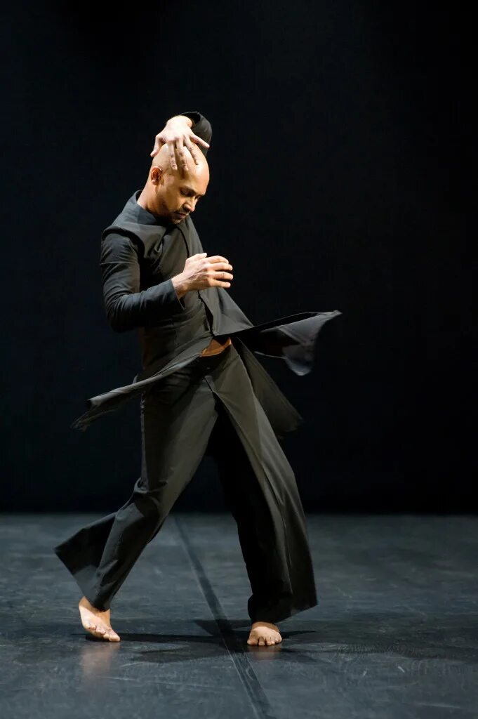 Акрам хан. Акрам хан хореограф. akram khan company. акрам хан фото.