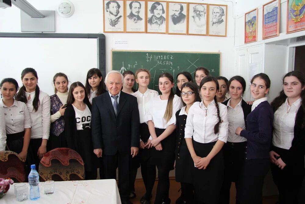 1 школа избербаш. Первый избербаш. Изберг избербаш. Мкоу сош номер 10 город избербаш. Школа номер 8 избербаш.