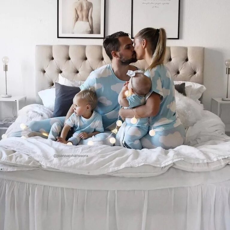 Семейная жизнь близнецов. Семейные пары близнецов. Дети двойняшки. Семейная фотосессия с двойней. Фотосессия новорожденных близнецов.