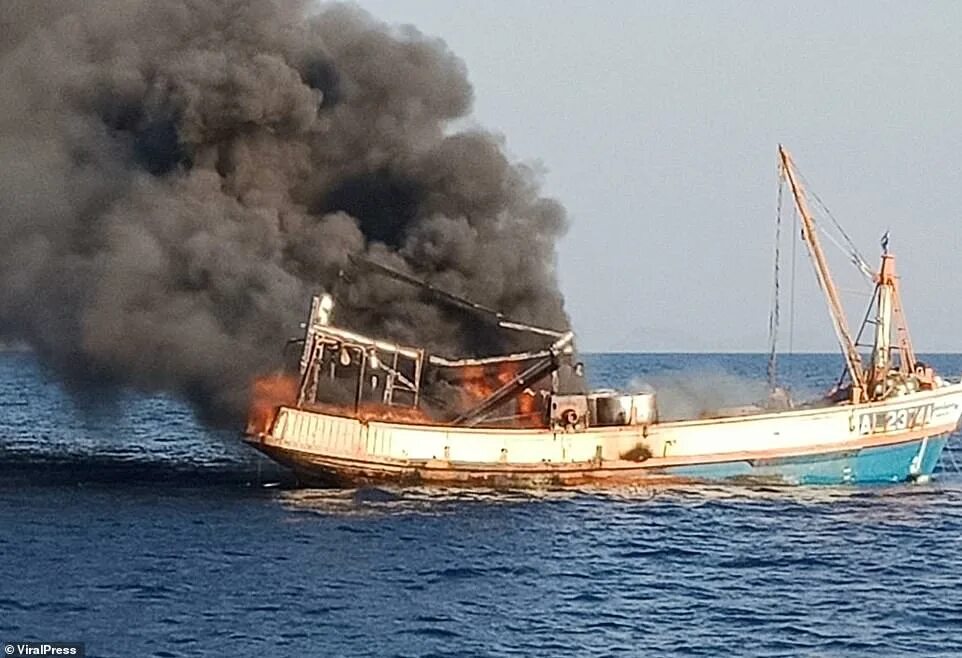 Тонущий корабль. Тонущее судно. Спасение моряков с тонущих кораблей. Горящее судно.