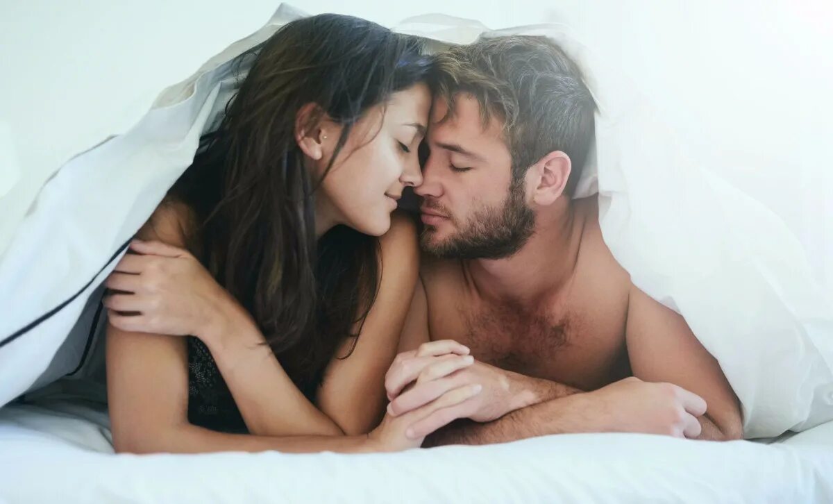 Пара в постели. Мужчина и женщина в постели. Счастливая пара в постели. Мужчина и женица в кровати. В постель с бывшей женой