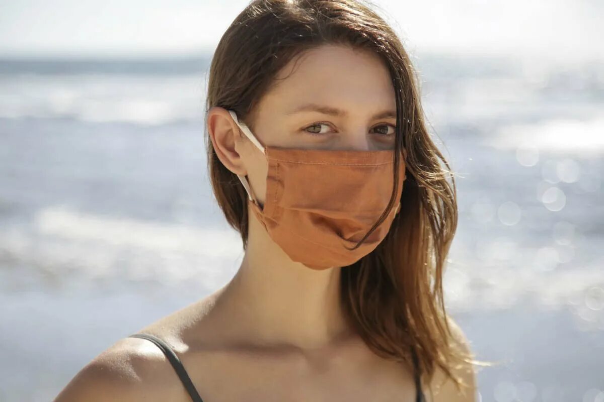 Девушка надевает маску. Девушка летом в маске. Девушка на пляже в маске. Защитная маска на пляже. Видео маску одевала