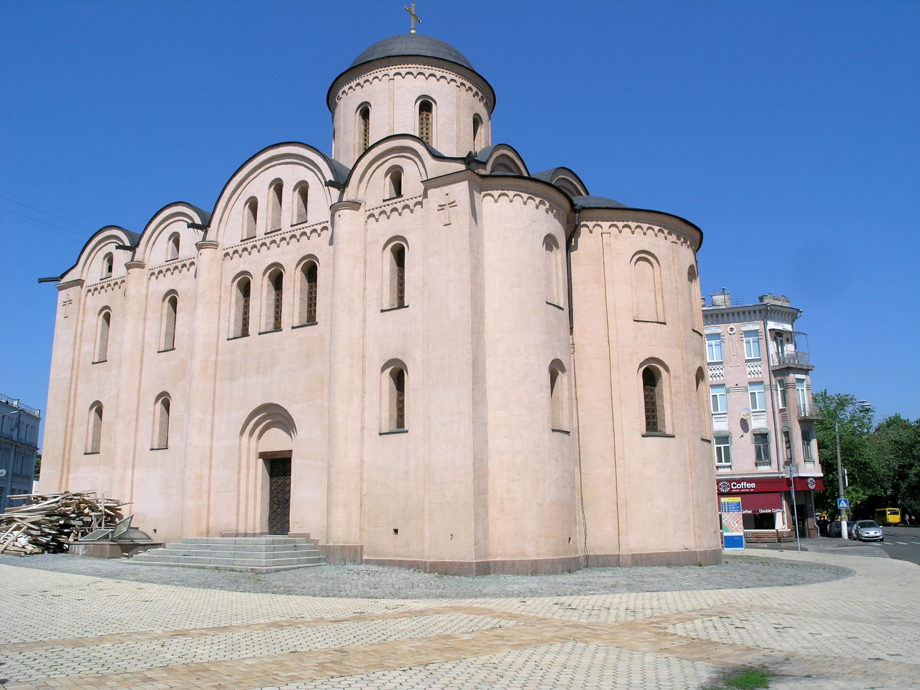 Церковь успенской богородицы. Церковь Успения Богородицы Пирогощи. Церковь Богородицы Пирогощи в Киеве. Храм Успения Богородицы Пирогощи Киев. Церковь Богородицы Пирогощи на Подоле в Киеве.