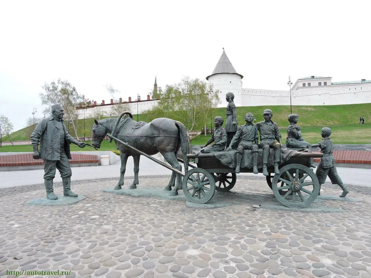 Телеги казань. Памятник благотворителю в Казани Асгату Галимзянову. Памятник благотворителю Казань Галимзянов. Памятник у Кремля благотворителю в Казани. Сквер Асгата Галимзянова.