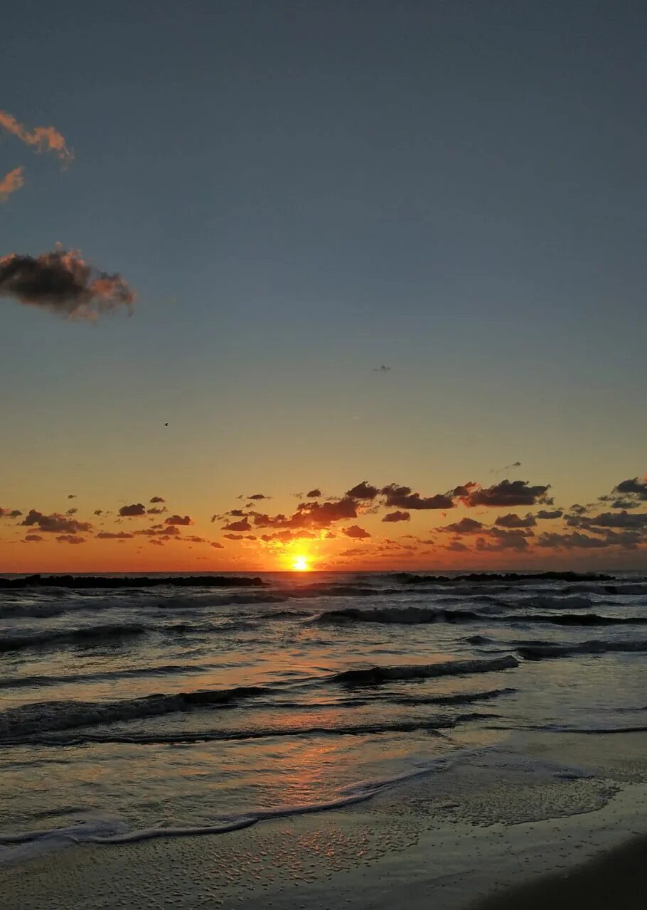 рассвет лучи солнца. медленно выплывает солнце. лучи солнца. анимированное море. отражение солнца.