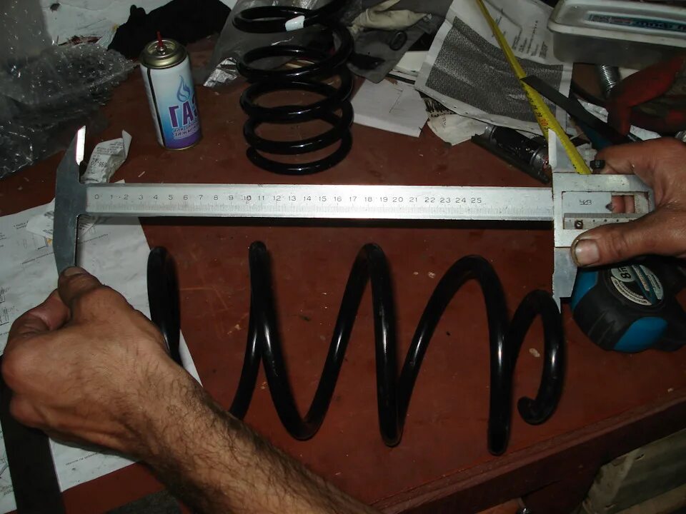 Виток пружины амортизатора. Растяжка пружин автомобиля. Занижение пружин стяжками. Нагревание пружин. Dodge stratus coupe пружины с занижением.