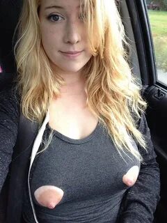 Очаровательные девушки светят сиськами 