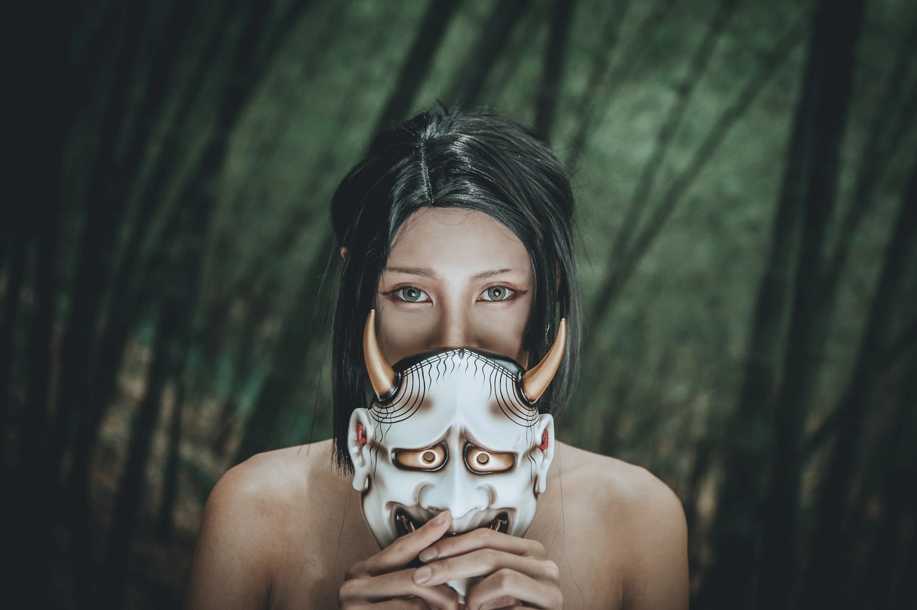 Девушка в маске. Девушка в маске они. Фотосессия в маске. Фотосессия с маской на лице.