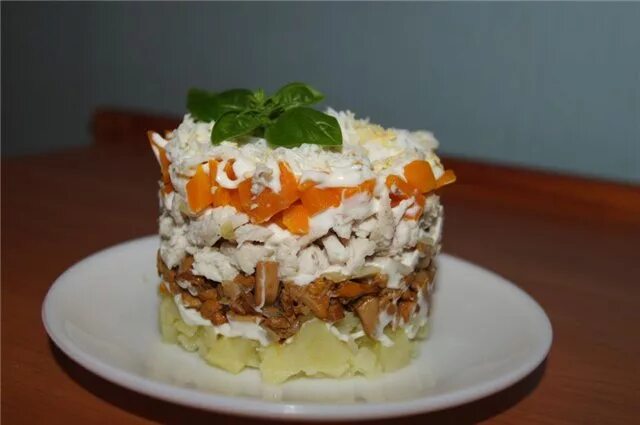 Салат лисичка с курицей. Салат мясной с грибами. Салат лисичка. Салат лисенок. Салат с лисичками жареными.