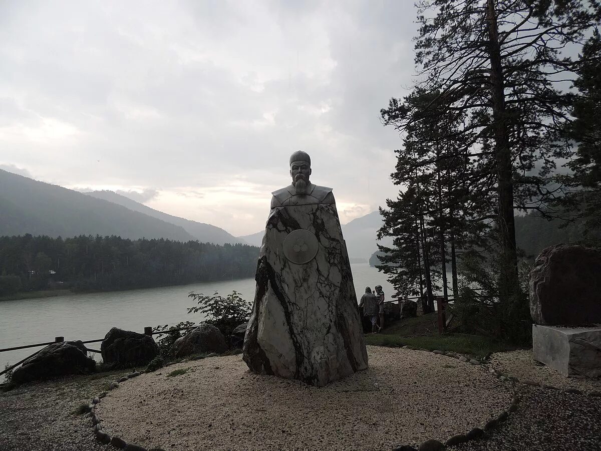 Рериху на бирюзовой катуни. Памятник рериху горный алтай. Памятник рериху на бирюзовой катуни зимой. К. Памятник николаю рериху на алтае.