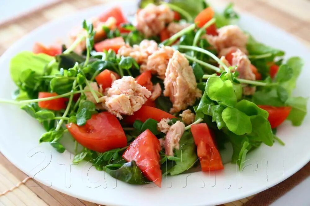 Тунец помидор сыр. Салат с рукколой тунцом и помидорами. салат с тунцом и черри. салат с тунцом и яйцом и помидором и рукколой. салат тунец помидор руккола.