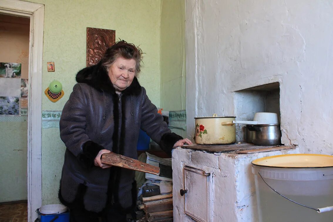 Для отопления сельского дома бабушка. Выльгортские зори.