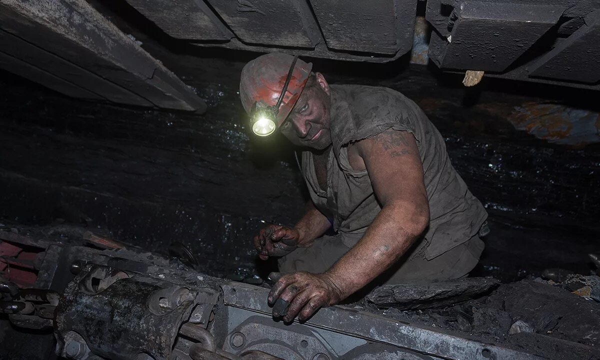Пыль в угольной шахте. Угольные шахты кузбасса. уголь в шахте. добыча угля в шахте. шахтная добыча угля.