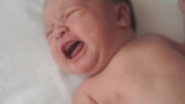 Почему новорожденный кряхтит и тужится. Младенец плачет. Новорожденный младенец кричит. Недельный ребенок плачет.