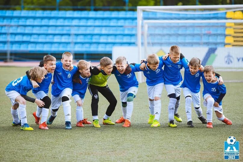 Динамо футбольный клуб для детей. Эмблема футбольного клуба динамо. Football club at school. Футбольная школа динамо москва. Академия фк динамо москва.