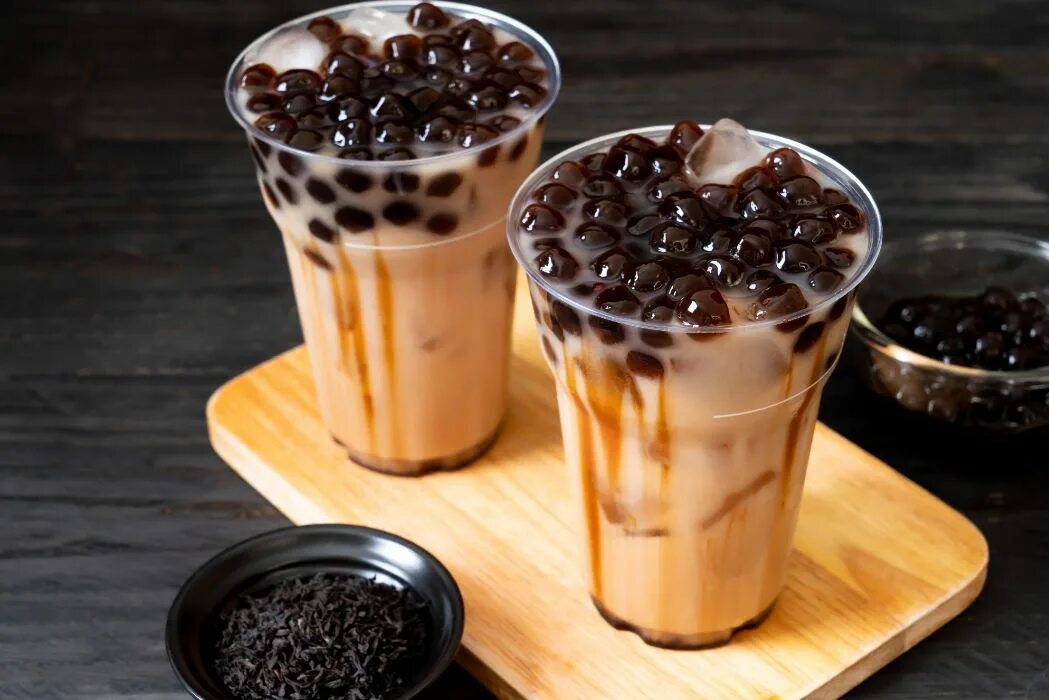 Черный бабл. Тапиока бабл ти. Bubble Tea Cafe «тапиока». Кофе с тапиокой. Bubble Tea с коричневым сахаром.