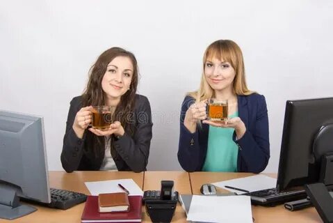 Молодая жена на работе