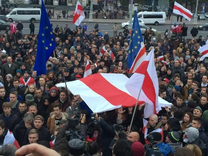 Минском окончание. Митинг с флагами ЕС. Беларусь митинг Евросоюз. Митинг флаг Евросоюза. Флаги ЕС И Беларуси.