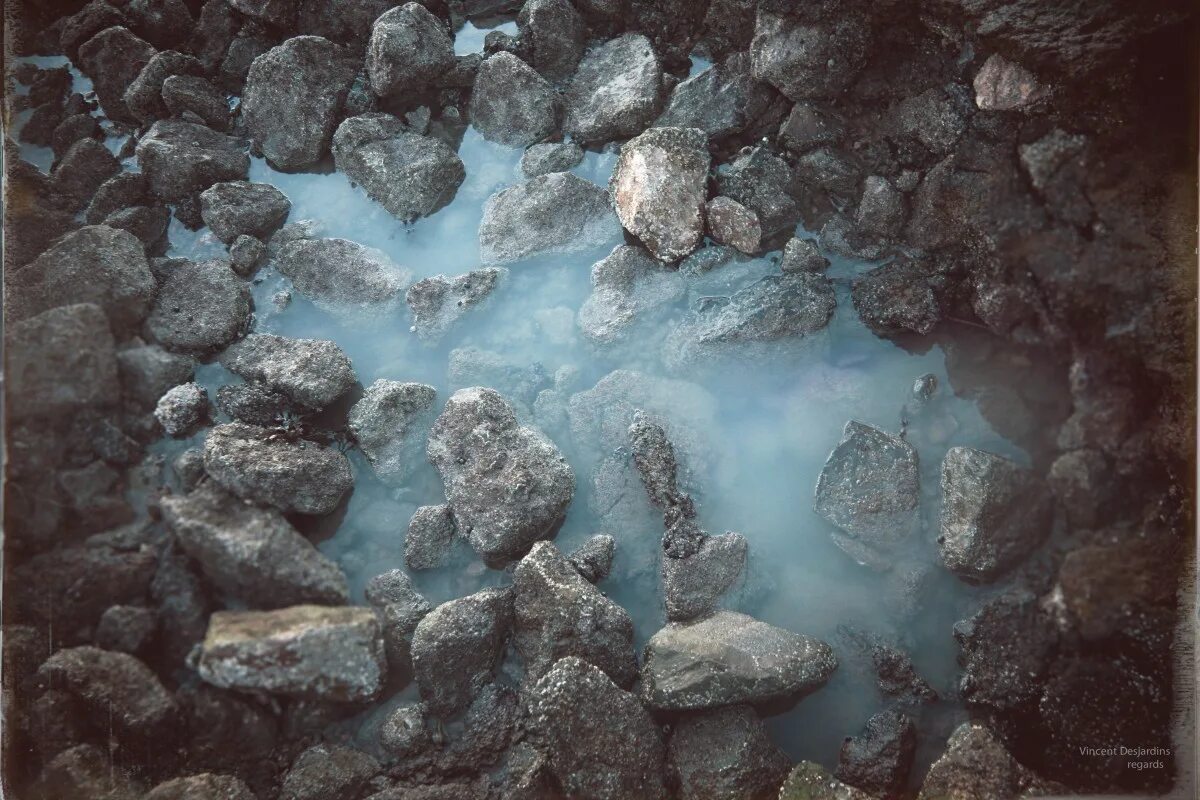 Камни под водой. Камни в воде вид сверху. Каменное дно. Текстура камня. Долями подводные камни