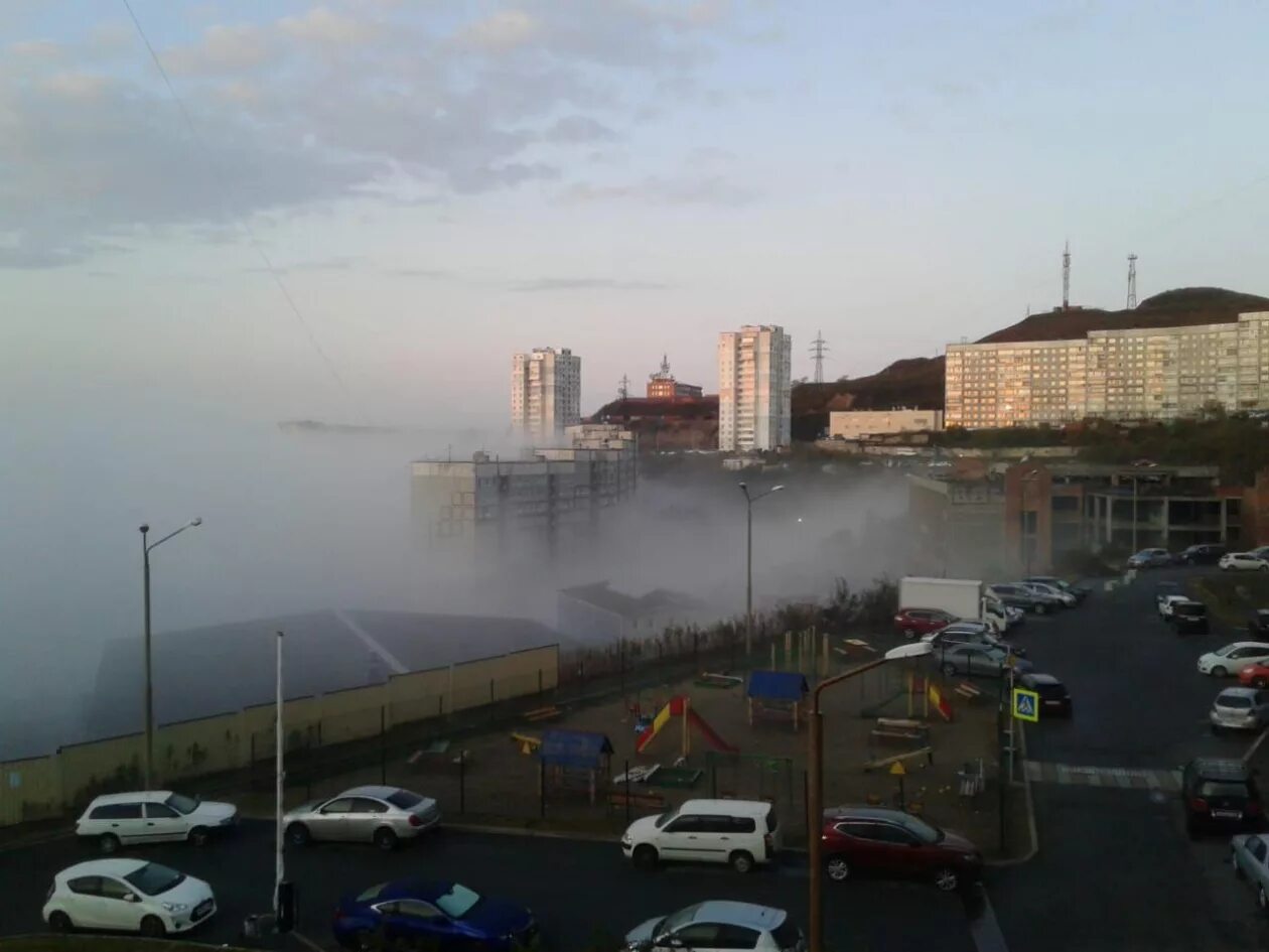 Во сколько утро во владивостоке. Владивосток туман. «Волшебный туман» во Владивостоке. Владивосток туманы в городе. Утро Владивосток.