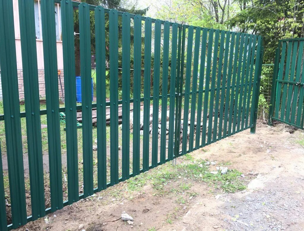 Мастеровит заборы. Евроштакетника забор зелёный. Забор из зеленого штакетника металлического. Штакетник металлический для забора зеленый. Купить забор киров