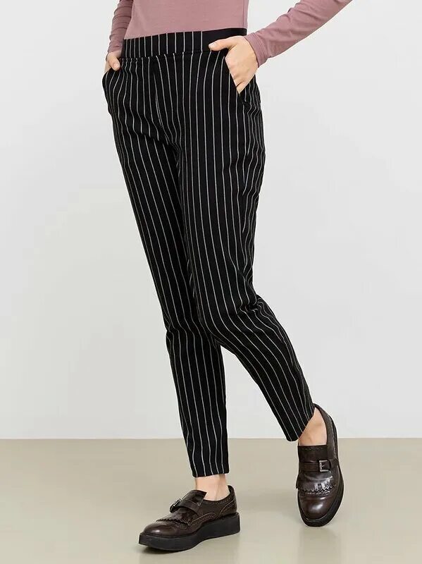 Полосатые штаны. Полосатые брюки женские с чем носить. Полосатые штаны. Штаны в полоску женские. Брюки в полоску 2024.